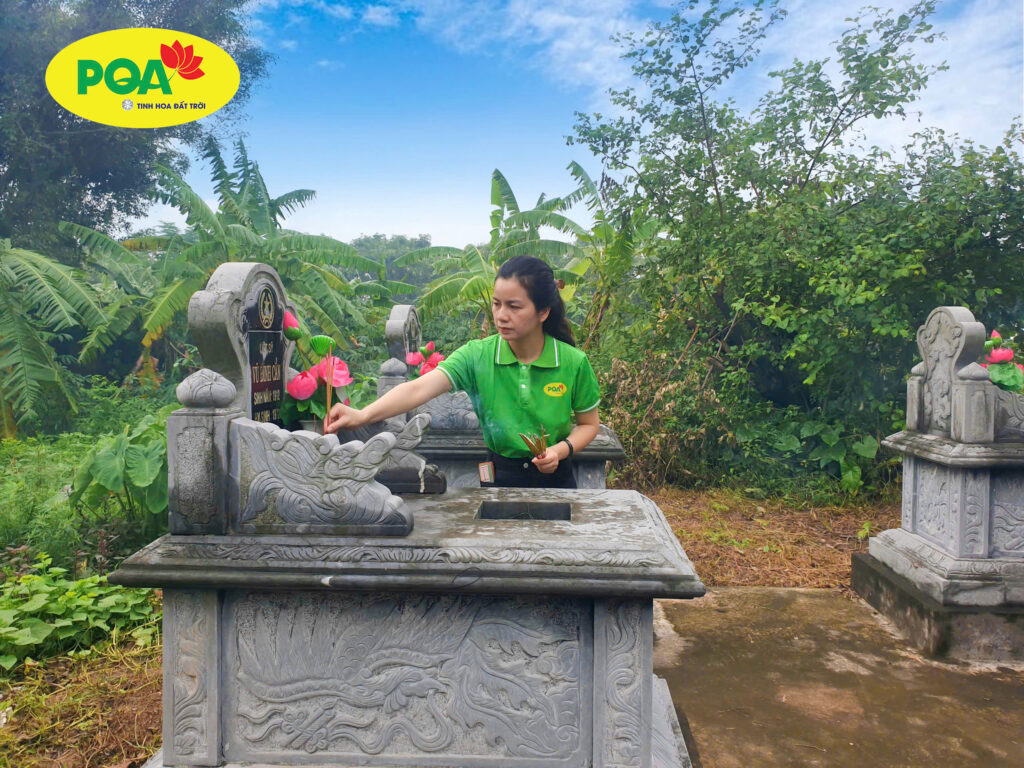 Lê dâng hương tại Nghĩa trang liệt sĩ Phường Trường Thi, tỉnh Ninh Bình