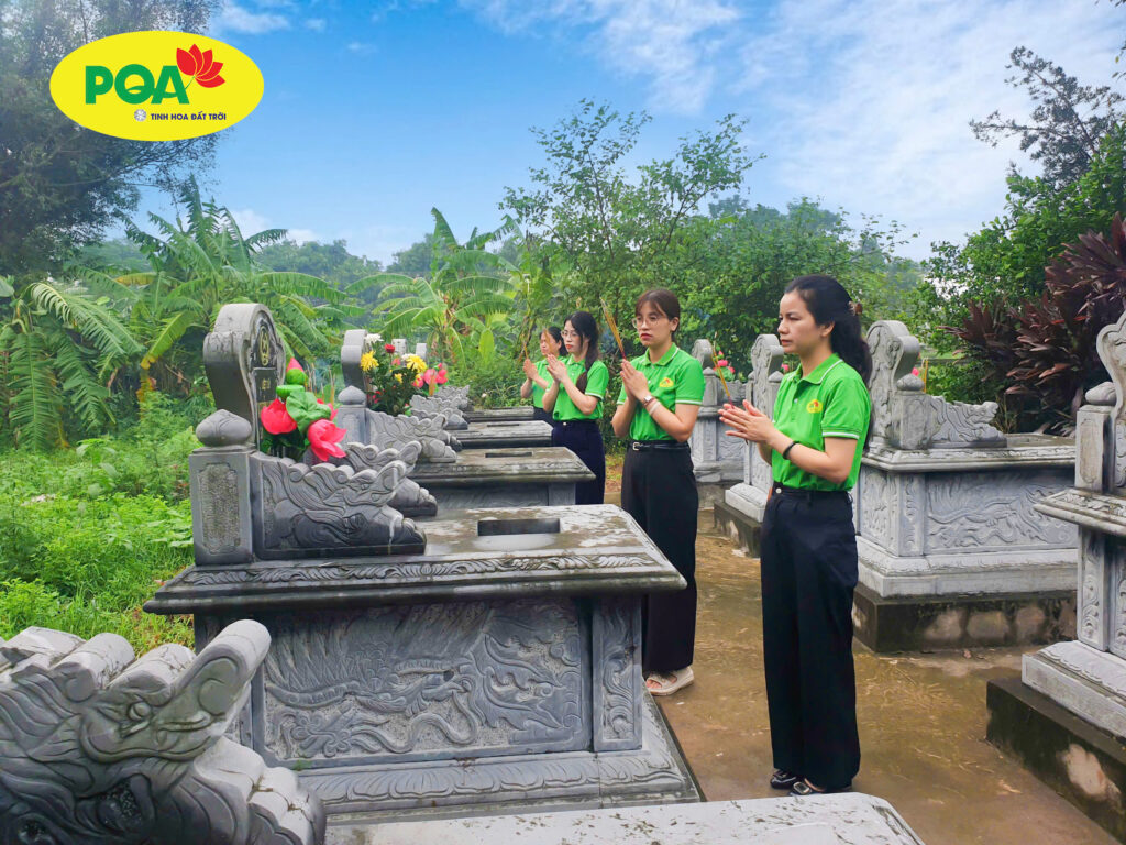 Lê dâng hương tại Nghĩa trang liệt sĩ Phường Trường Thi, tỉnh Ninh Bình