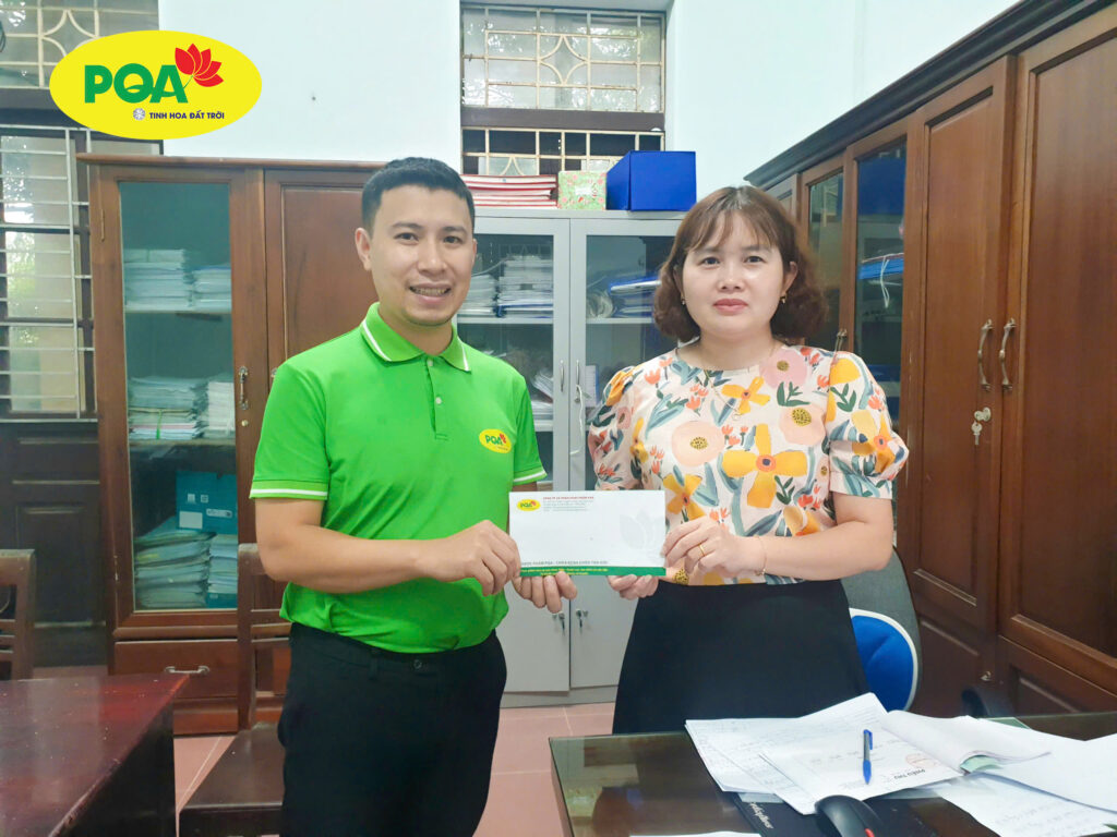 Lê dâng hương tại Nghĩa trang liệt sĩ Phường Trường Thi, tỉnh Ninh Bình