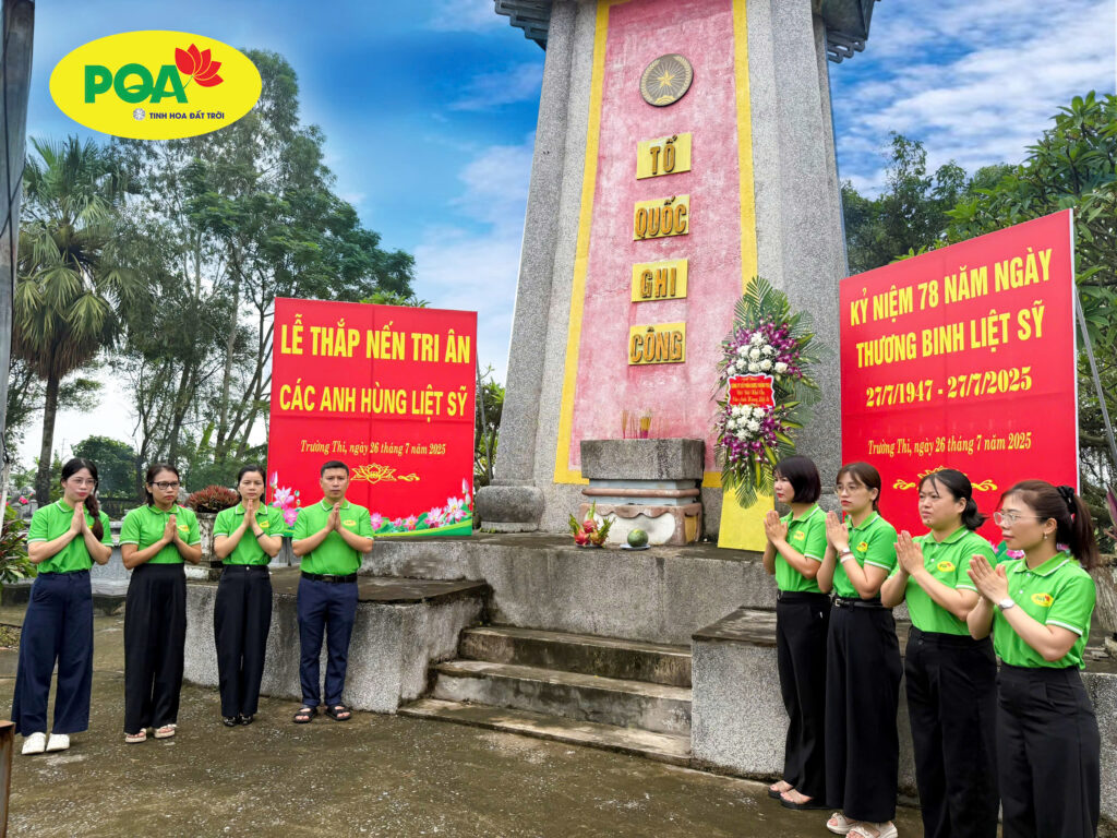 Lê dâng hương tại Nghĩa trang liệt sĩ Phường Trường Thi, tỉnh Ninh Bình