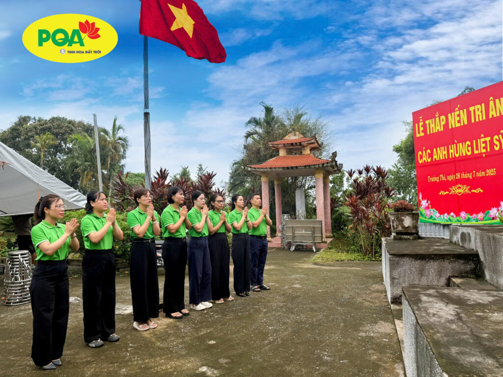 Lê dâng hương tại Nghĩa trang liệt sĩ Phường Trường Thi, tỉnh Ninh Bình