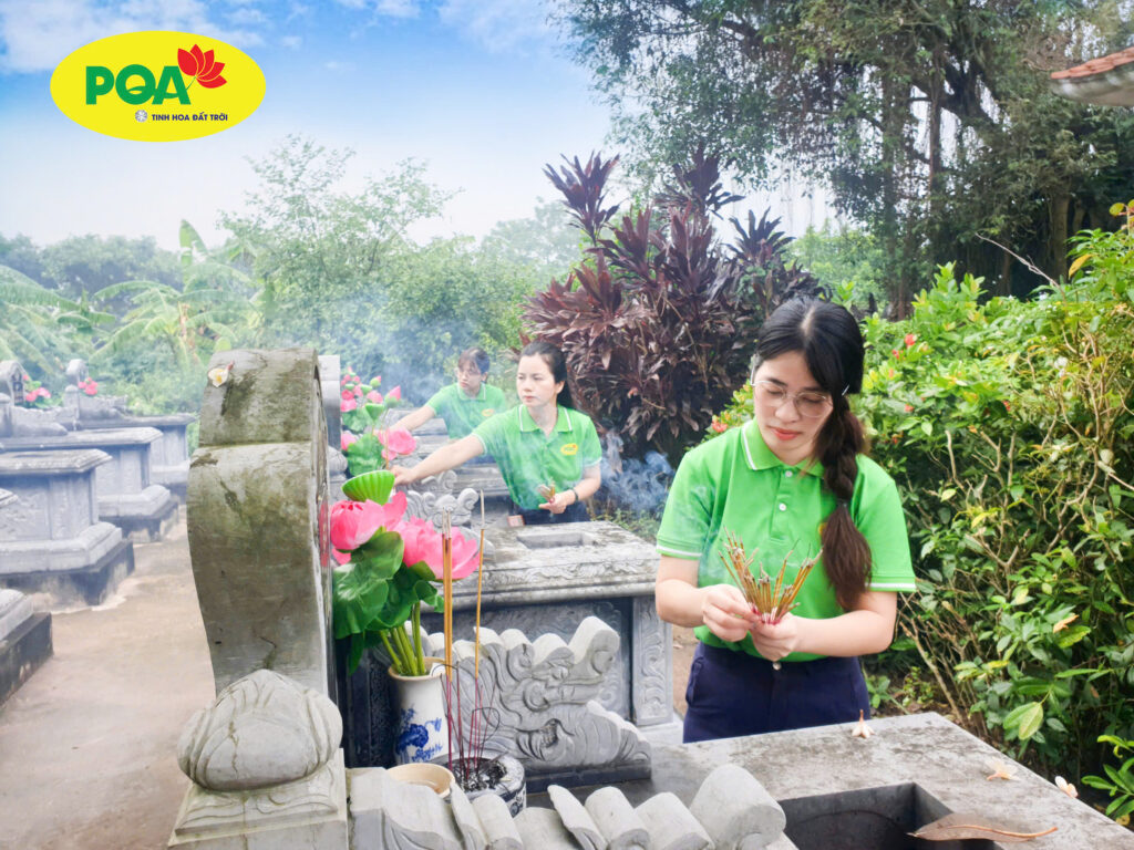 Lê dâng hương tại Nghĩa trang liệt sĩ Phường Trường Thi, tỉnh Ninh Bình