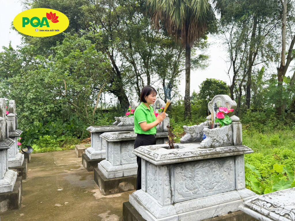Lê dâng hương tại Nghĩa trang liệt sĩ Phường Trường Thi, tỉnh Ninh Bình