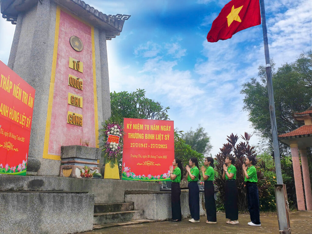 Lê dâng hương tại Nghĩa trang liệt sĩ Phường Trường Thi, tỉnh Ninh Bình