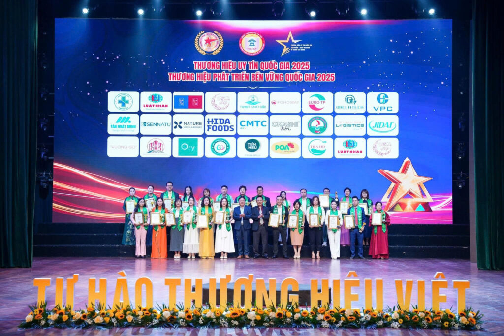 Dược sĩ cao cấp Vũ Thị Phương nhận Giải thưởng Thương Hiệu Phát Triển Bền Vững Quốc Gia 2025 