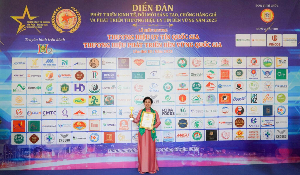 Dược sĩ cao cấp Vũ Thị Phương nhận Giải thưởng Thương Hiệu Phát Triển Bền Vững Quốc Gia 2025 