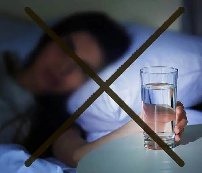 Tiểu đêm nhiều lần hạn chế uống nhiều nước trước khi ngủ 