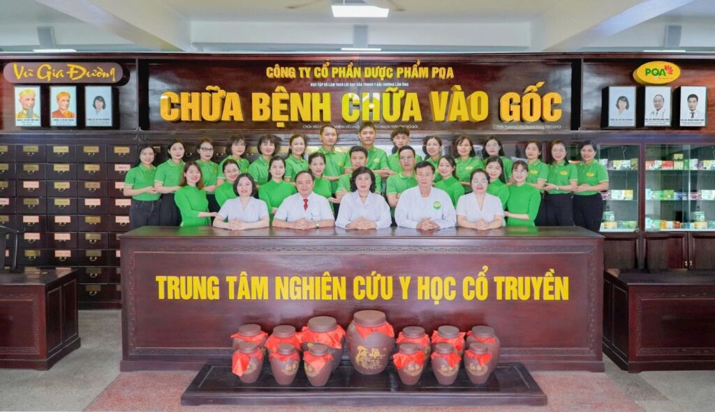 Ths.Bs Nguyễn Đình Thục chụp hình kỷ niệm cùng DSCC Vũ Thị Phương - giám đốc Trung tâm nghiên cứu Y học cổ truyền PQA và các cán bộ nhân viên Công ty cổ phần Dược phẩm PQA