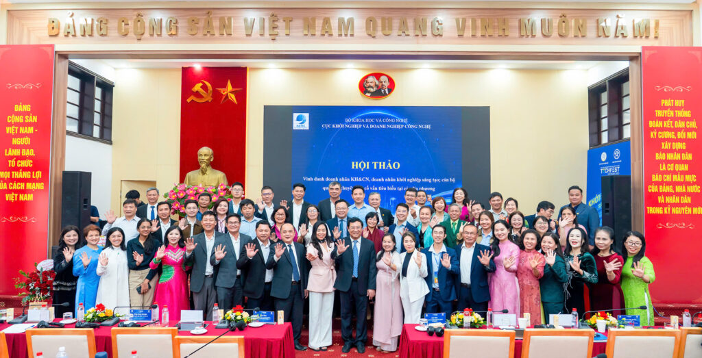 Dược sĩ cao cấp Vũ Thị Phương nhận giải KHCN