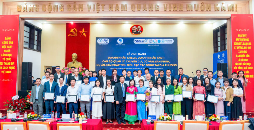 Dược sĩ cao cấp Vũ Thị Phương nhận giải KHCN