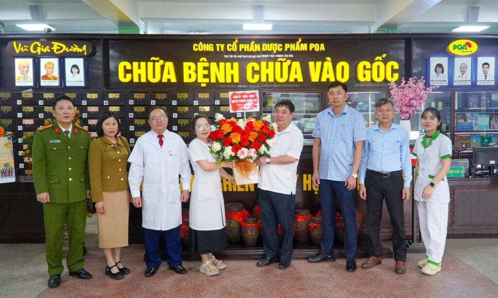 Lãnh đạo Phường Trường Thi thăm và chúc mừng Phòng khám Đa khoa Vũ Gia Đường nhân ngày Thầy thuốc Việt Nam