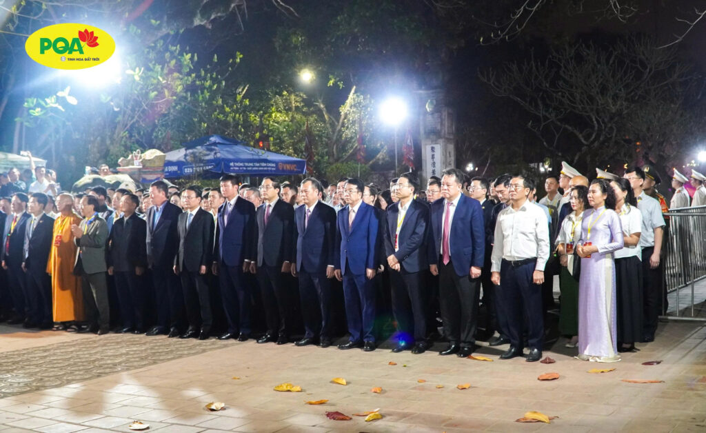 DƯỢC SĨ CAO CẤP VŨ THỊ PHƯƠNG VINH DỰ THAM DỰ LỄ KHAI ẤN ĐỀN TRẦN