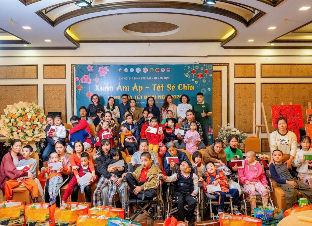 Dược sĩ cao cấp Vũ Thị Phương tại xuân ấm áp tết sẻ chia