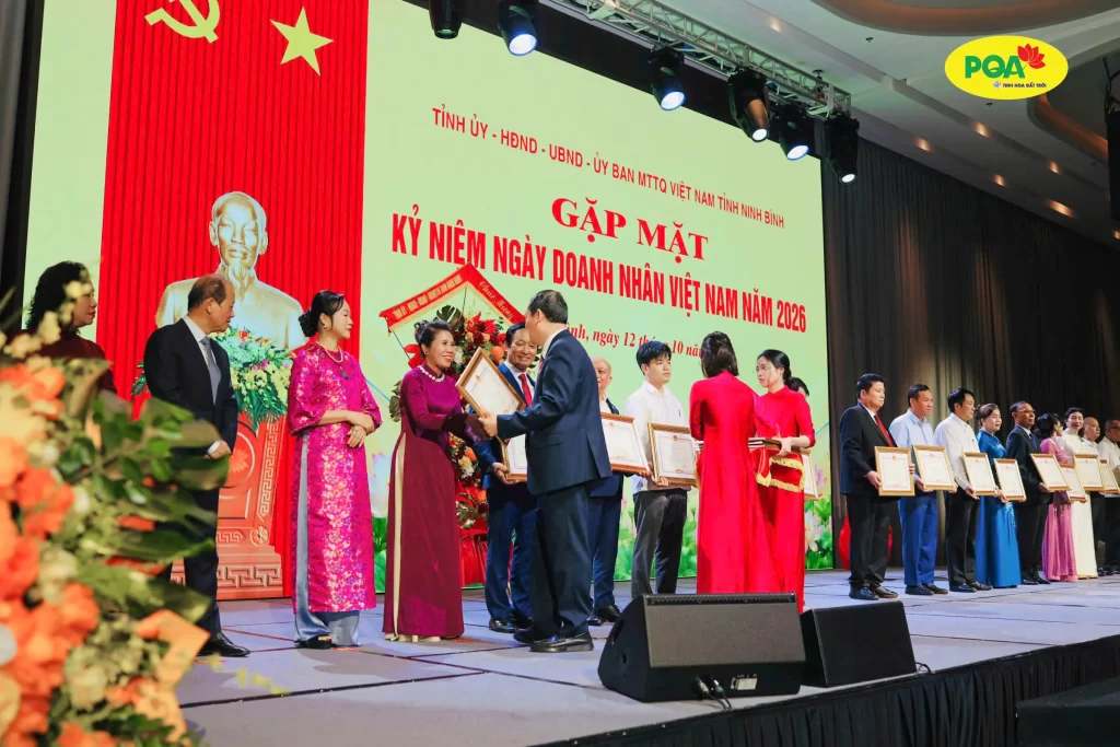 CHÚC MỪNG DƯỢC SĨ CAO CẤP VŨ THỊ PHƯƠNG VINH DỰ NHẬN BẰNG KHEN CỦA CHỦ TỊCH UBND TỈNH NINH BÌNH