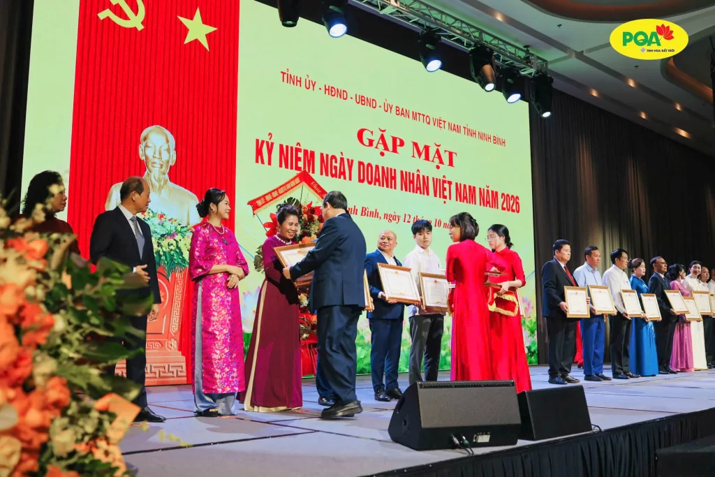 CHÚC MỪNG DƯỢC SĨ CAO CẤP VŨ THỊ PHƯƠNG VINH DỰ NHẬN BẰNG KHEN CỦA CHỦ TỊCH UBND TỈNH NINH BÌNH