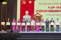 CHÚC MỪNG DƯỢC SĨ CAO CẤP VŨ THỊ PHƯƠNG VINH DỰ NHẬN BẰNG KHEN CỦA CHỦ TỊCH UBND TỈNH NINH BÌNH