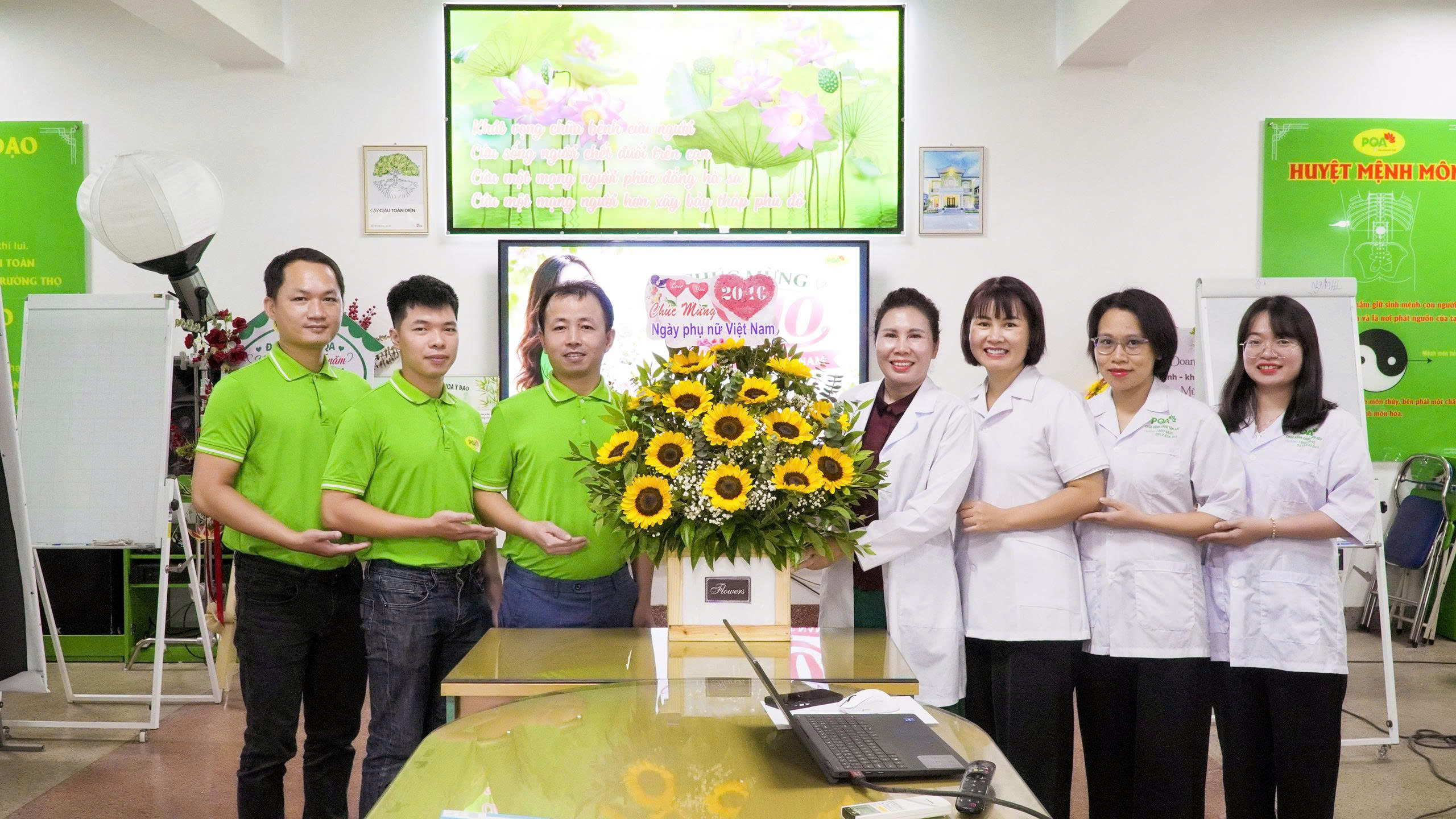 PQA gửi tặng bó hoa đến DSCC Vũ Thị Phương nhân ngày 20-10