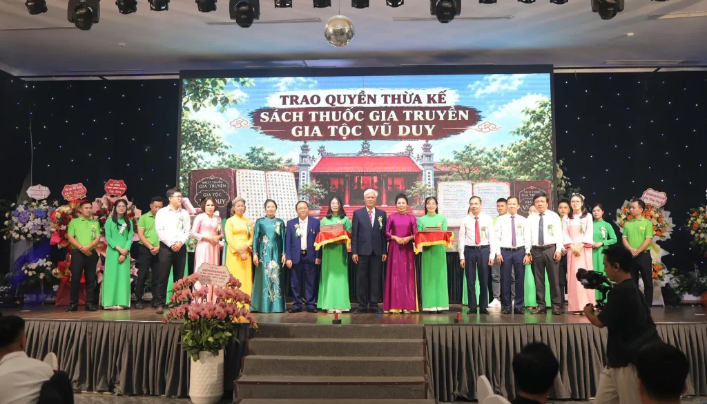 Trao quyền thừa kế sách thuốc gia truyền gia tộc Vũ Duy tại kỷ niệm 15 năm