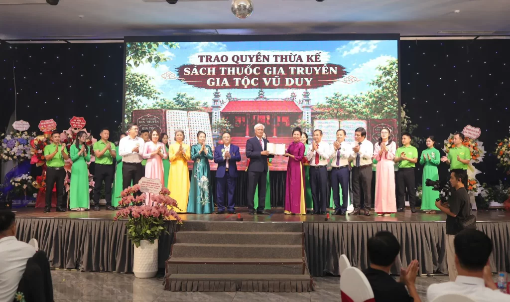 Trao quyền thừa kế sách thuốc gia truyền gia tộc Vũ Duy tại kỷ niệm 15 năm