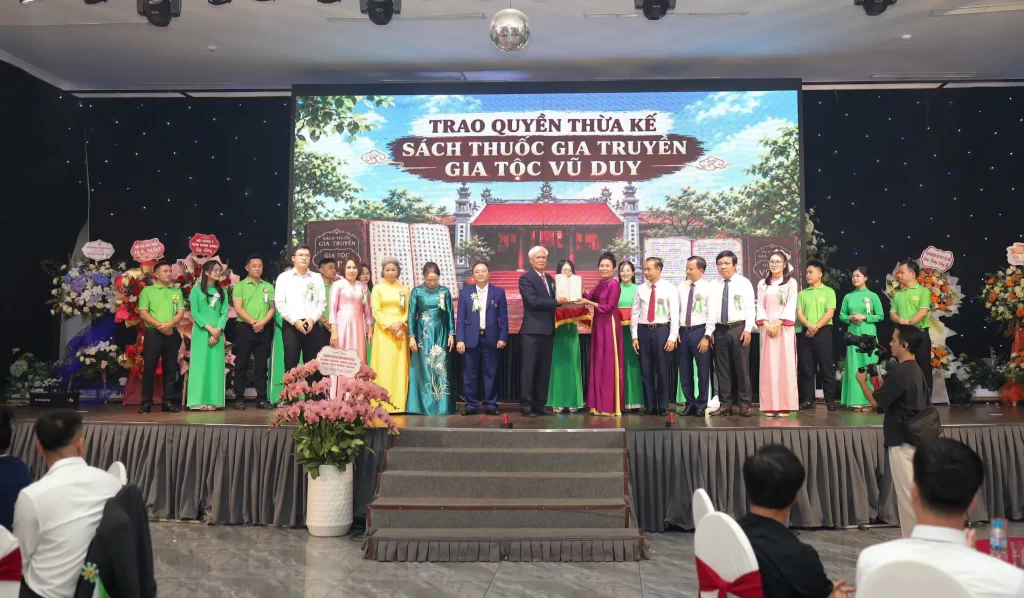 Trao quyền thừa kế sách thuốc gia truyền gia tộc Vũ Duy tại kỷ niệm 15 năm
